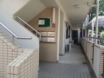 荻窪駅から徒歩15分の3SLDKマンションの通路
